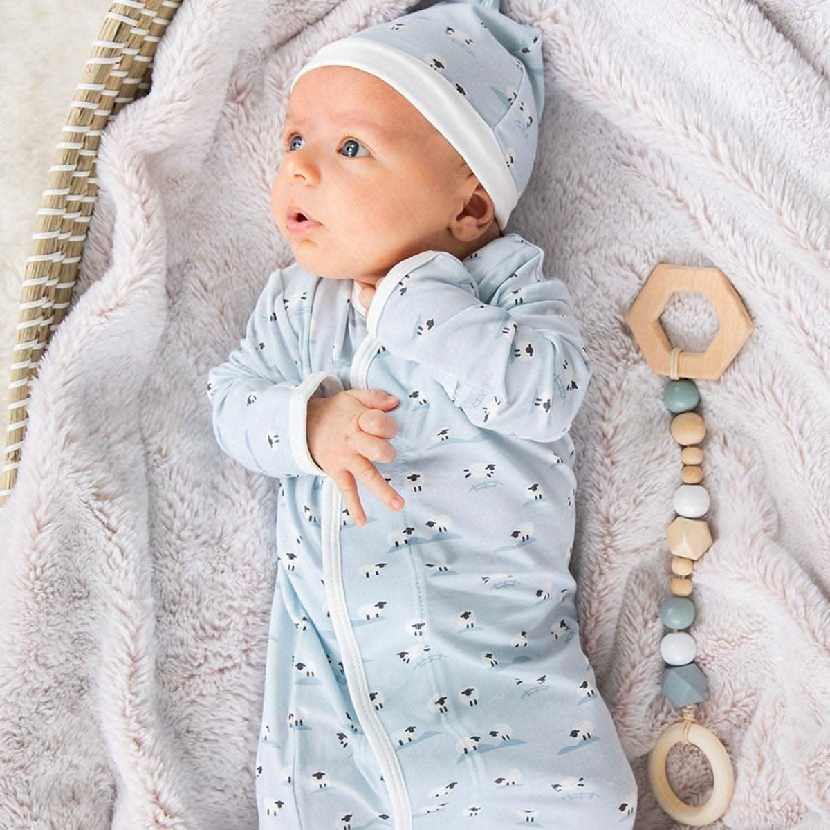 Magnetic Me Magnetic Gown & Hat Set