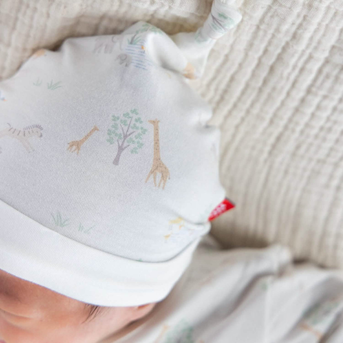 Magnetic Me Magnetic Gown & Hat Set